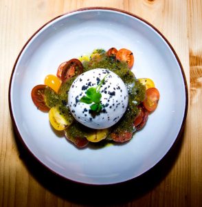 Burrata fresca con tomatitos y pesto