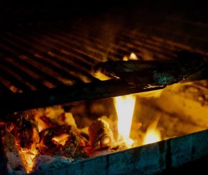 Asando carne con el horno de carbón de encina